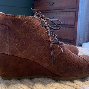 Tom’s wedge bootie